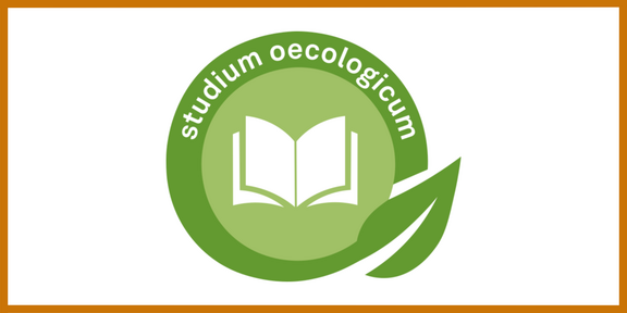 Das Logo des studium oecologicum vor weißem Hintergrund innerhalb eines orangenen Rahmens.